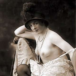 Glamorous Women of the Early 20 Century - Historical Vintage Materials of Genuine Retro Erotica circ