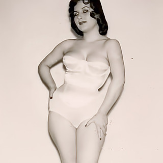 The Girls of Burlesque - Historic Photos Shot On 50's Featuring the Hottest Busty Women of That Time