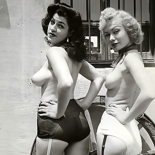 Very Hot 50's Ladies Fully Naked In Vintage Pics From The Times When It Was Forbidden