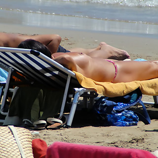 Lots of Sexy Tits and Wild Leg Spreading at Naturist Beaches in Photos where all Girls Stand or Lay 