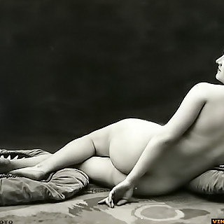 Genuine Vintage Erotic Photo Portraits with Naked Prostitutes from France on the Famous French Risqu